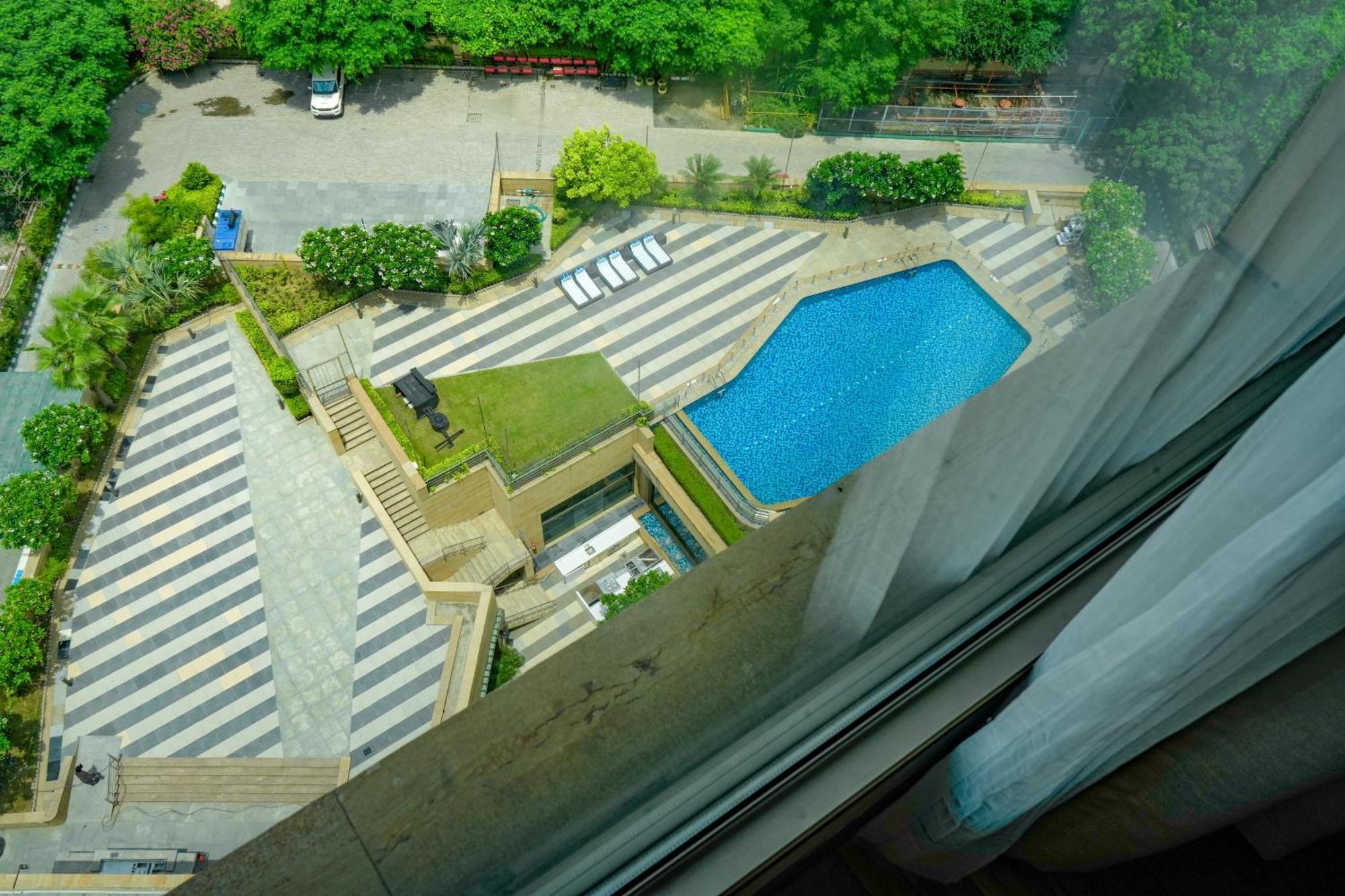 Отель Courtyard By Marriott Gurugram Downtown Гургаон Экстерьер фото