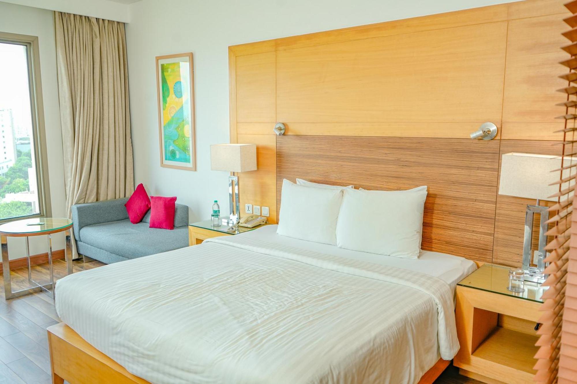 Отель Courtyard By Marriott Gurugram Downtown Гургаон Экстерьер фото