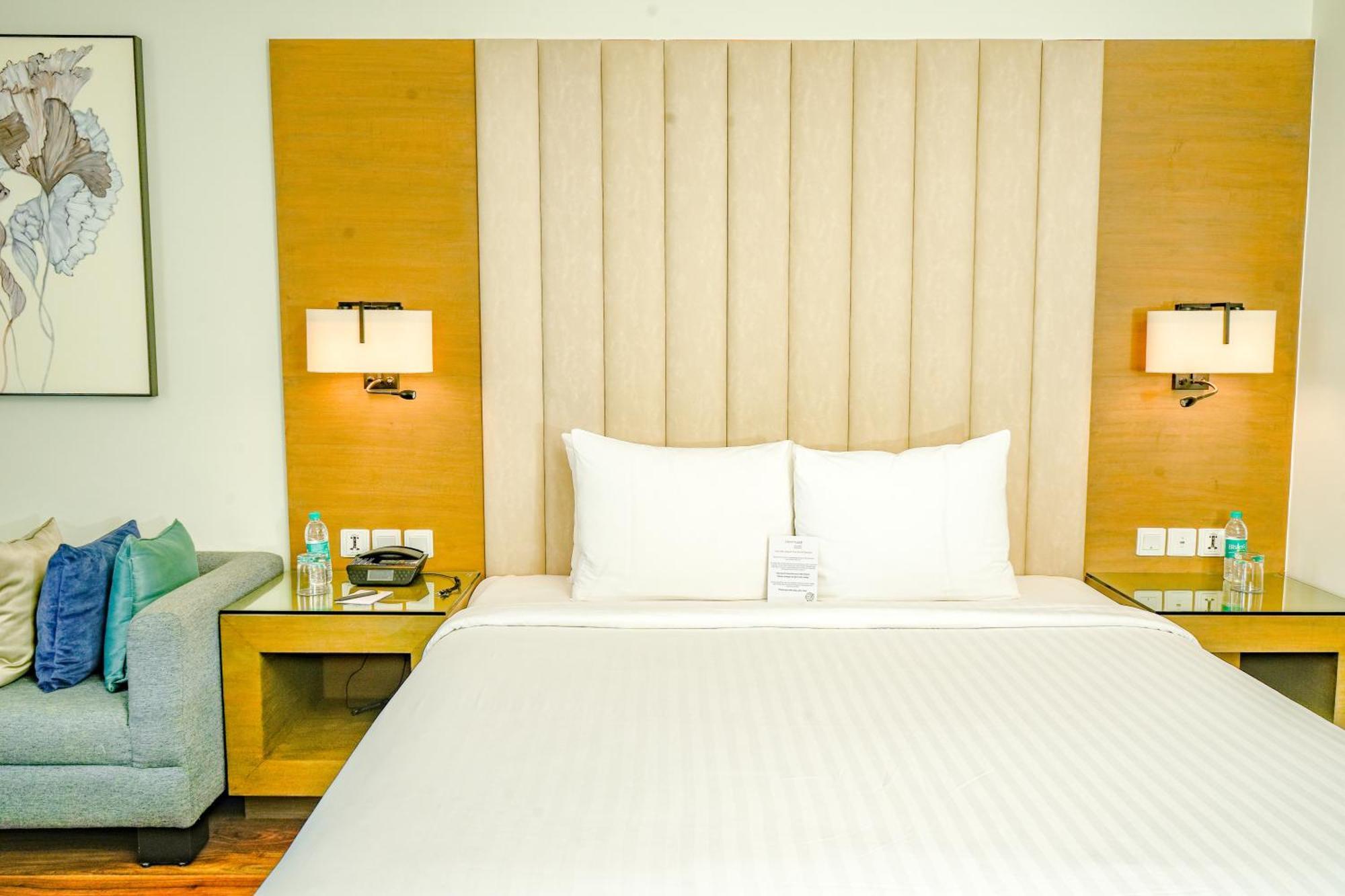 Отель Courtyard By Marriott Gurugram Downtown Гургаон Экстерьер фото