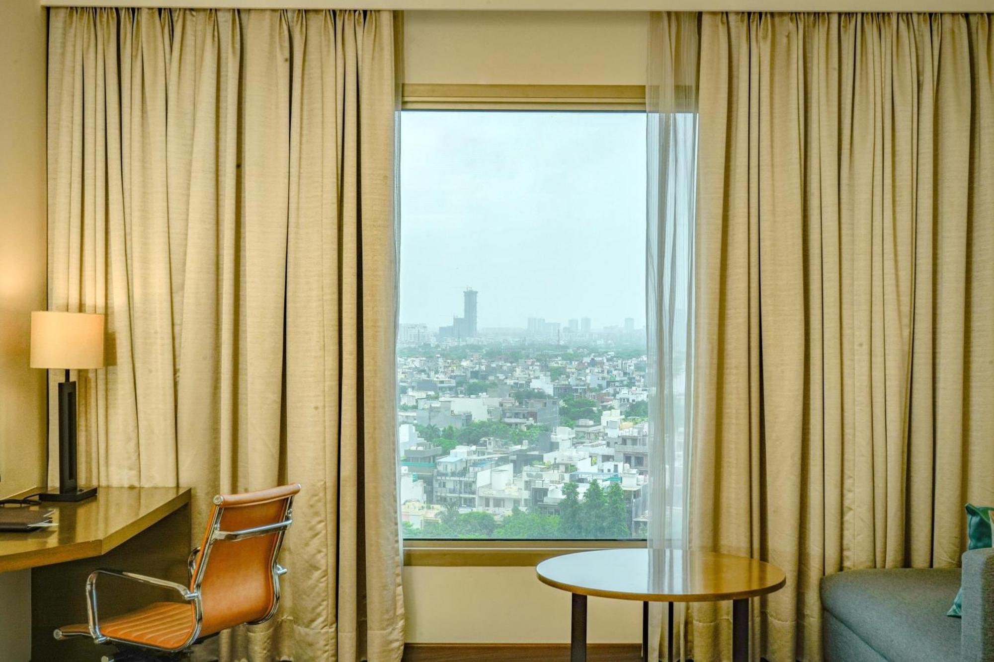 Отель Courtyard By Marriott Gurugram Downtown Гургаон Экстерьер фото