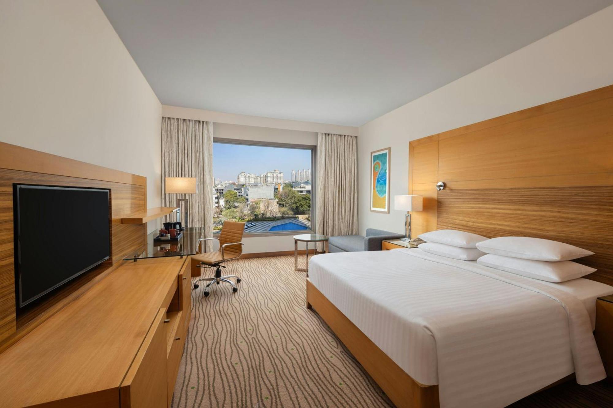 Отель Courtyard By Marriott Gurugram Downtown Гургаон Экстерьер фото