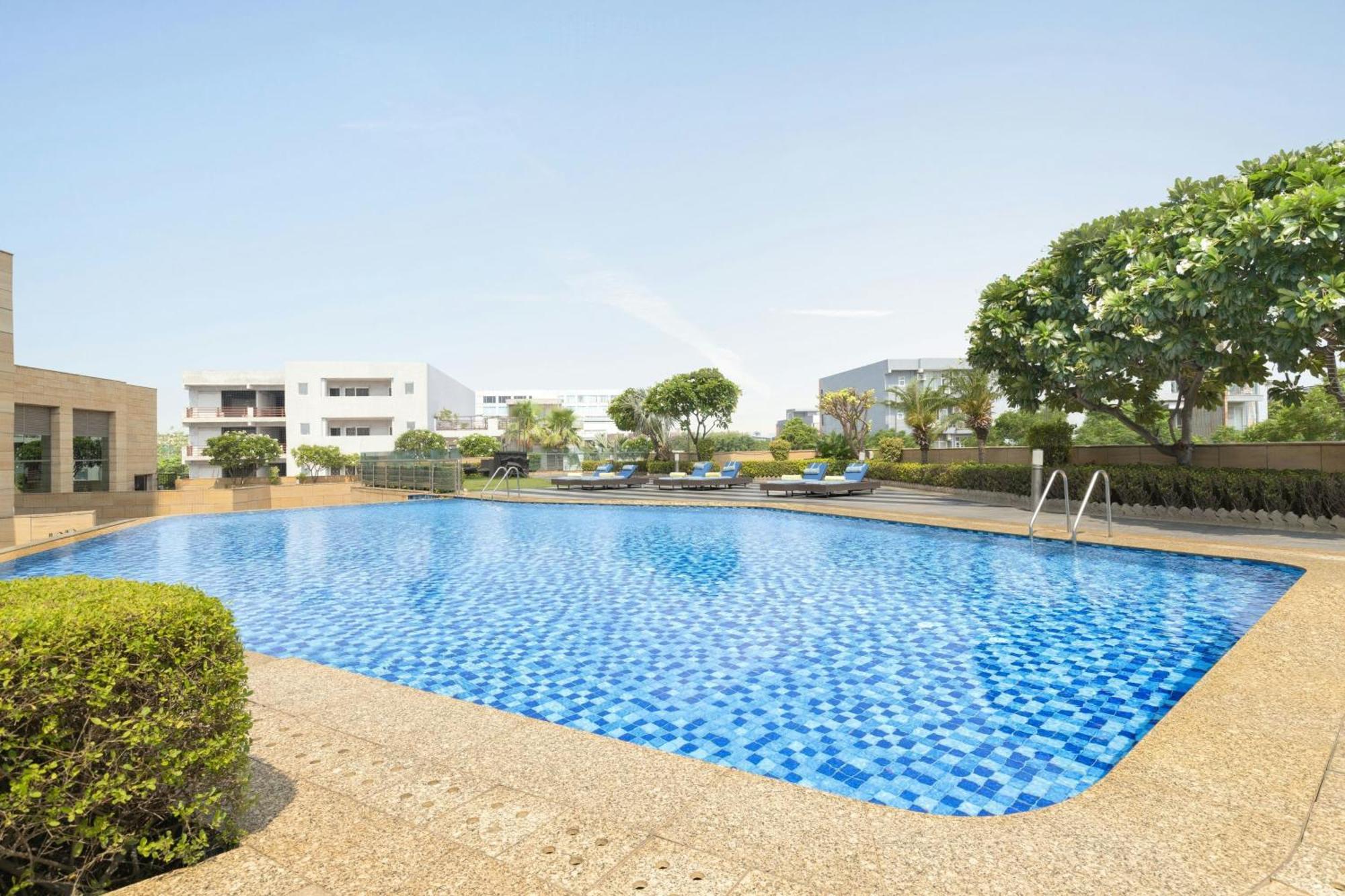 Отель Courtyard By Marriott Gurugram Downtown Гургаон Экстерьер фото