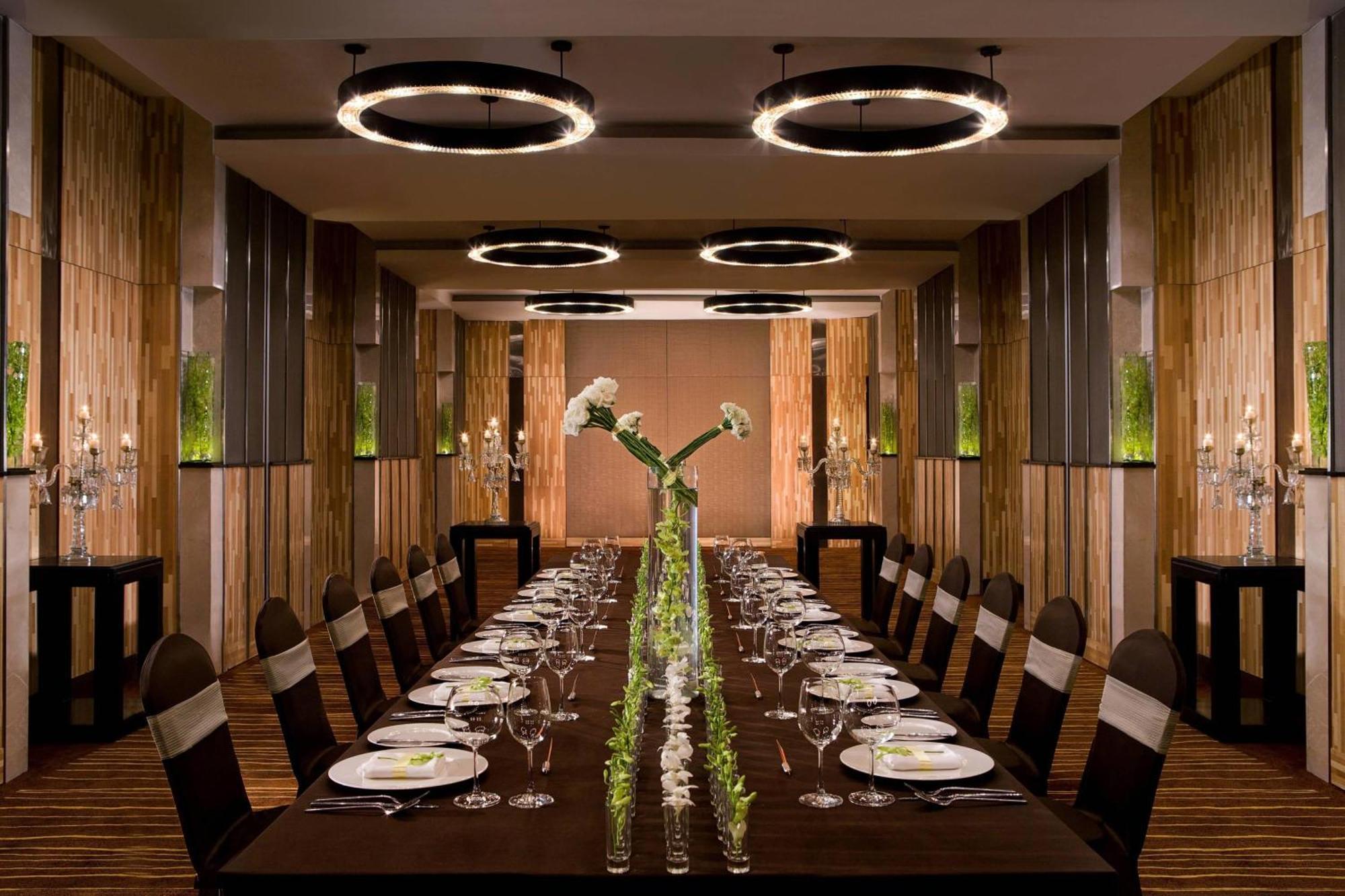 Отель Courtyard By Marriott Gurugram Downtown Гургаон Экстерьер фото