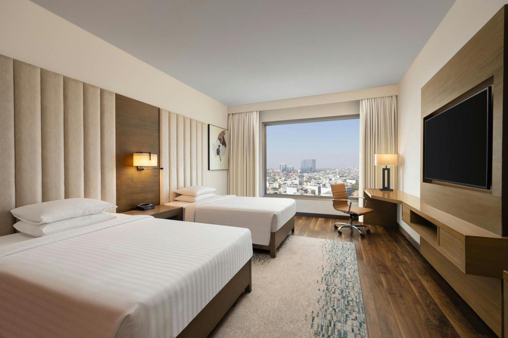Отель Courtyard By Marriott Gurugram Downtown Гургаон Экстерьер фото